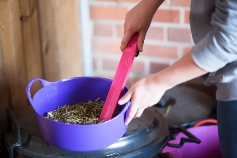 Stir Up – miešacia tyč na krmivo - Farba: Fialová