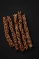 Sušený hovädzí stick – maškrta pre psov.